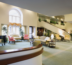 The Deupree House Club Room hosts the pre-dinner cocktail hour