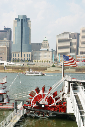 Boats_on_the_Ohio_River_in_Cincinnati
