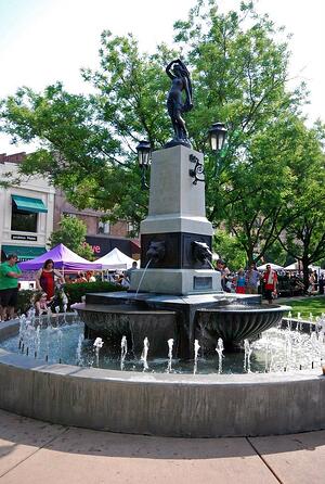 hyde park square fountain