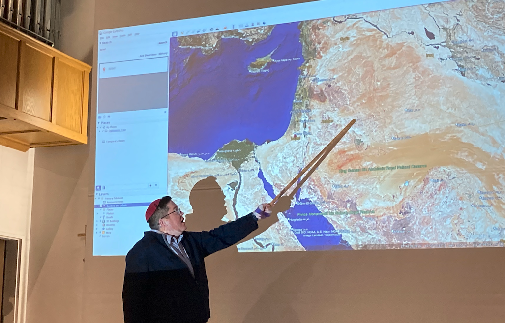 Rabbi Yair Walton gives a presentation about Hamas-Israeli war