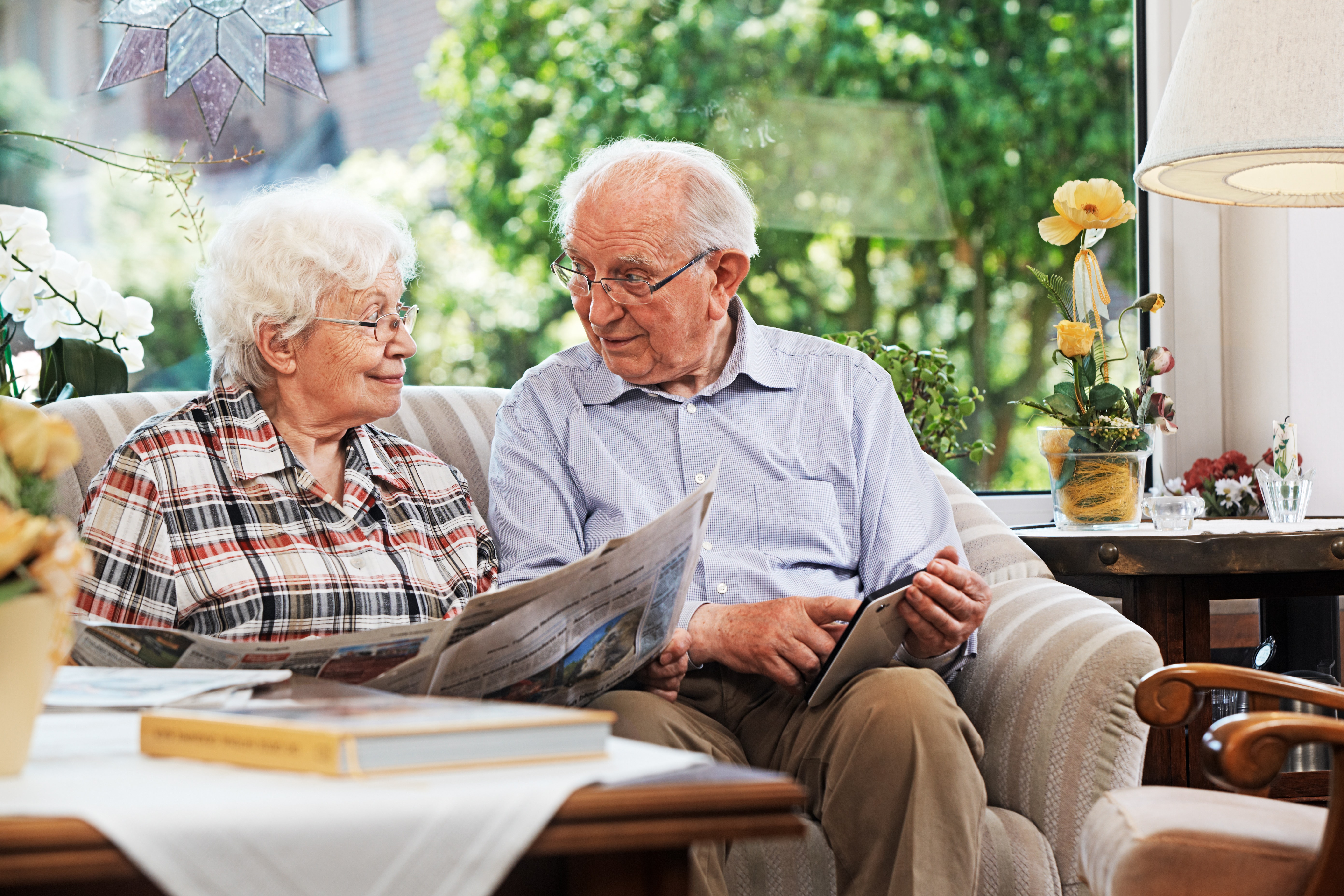 Праздник старости. Пожилые люди. Международный день пожилых людей. Счастливые пенсионеры. Чтение пожилых людей.